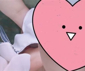 《胸チラ》とんでもない ”デカ乳首” の美女、盗撮される