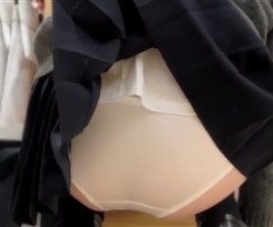 【鬼畜スカートめくり14】～傘でめくりバレてしまい、、、～