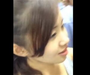 閲覧注意《ガチ盗撮》街中の胸チラ（電車）