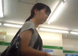 《盗撮バレ》モデル体型のスレンダーJCのショーパンの隙間を逆さ撮り中にカメラ目線をもらう盗撮魔・・・