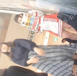 コス生【キャンギャル超接写】スマホキャンペーンを案内していたキャンギャルさんをローアングルで撮ったらTバックだった