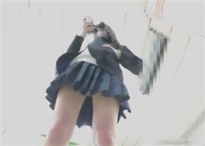 《逆さ撮り盗撮》お母さんと待ち合わせ中のJKちゃんにパンチラ盗撮後、声掛け