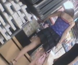 《逆さ撮り盗撮》街中で露出度MAXのミニスカギャル、パンチラ盗撮余裕過ぎてワロタｗｗｗ