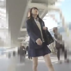 《逆さ撮り盗撮》Sランク美少女JKちゃんの理想的な純白フロントパンチラ、ついに決定する