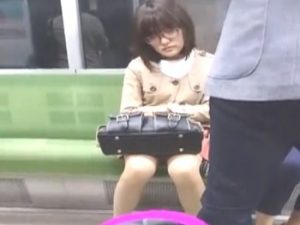 《電車対面盗撮》終電間際の帰宅中のOLさん、余裕でパンチラ撮影できちゃう説ｗｗｗ