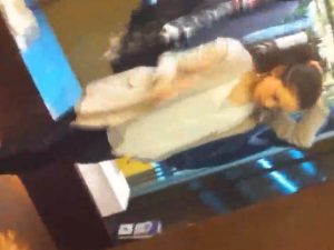 《盗撮動画》極上Sランク美女のパンチラをアパレルショップ店内でこっそり撮影したったｗ