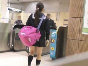 ゆず故障 【電車痴漢】顔出し制服JK★部活帰りセーラー女子★失禁が太腿を伝いパンツもぐしょ濡れ