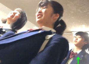 《逆さ撮り盗撮》今からこのJKのパンチラ盗撮するから見てくれｗｗｗ