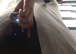 盗撮魔「大きなスリットが入ったスカートはパンチラ撮影しやすいから助かるｗ」→ 結果ｗｗｗｗ