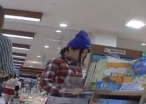 《逆さ撮り盗撮》こういう個性的な私服JCの英字プリントぱんつが抜けるｗｗｗｗ