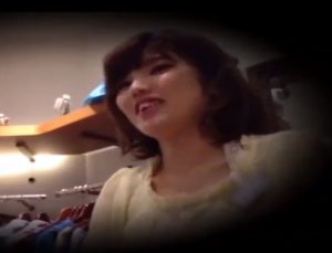 《逆さ撮り盗撮》美女限定！ショップ店員複数撮り版！接客中にじっくりとパンチラ撮影