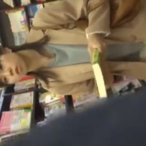 《逆さ撮り盗撮》清潔感あふれるロンスカ美女の純白パンティー