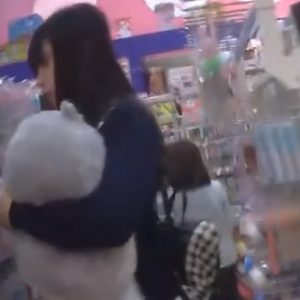 《盗撮動画》即削除注意！いたいけなJCの純白Pを接写アングルで逆さ撮り