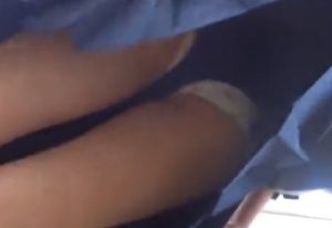 下校中の女子高生、スカートめくりで重ねからハミパンしている様子を盗撮されるｗｗｗ