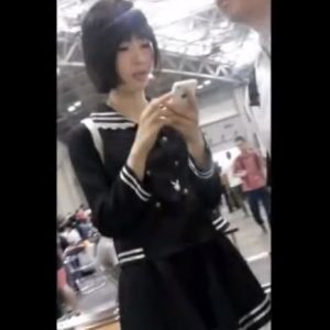 コミケ会場に登場した美少女レイヤーちゃん、逆さ撮りでがっつりパンチラを盗撮される