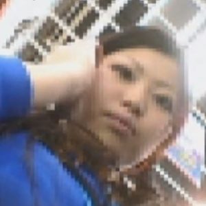 《盗撮バレ》マン毛スケスケのドスケベパンチラを逆さ撮りされた店員さん、盗撮に気付いてしまう