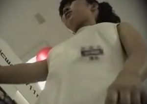 家電量販店で超絶美人なコンパニオン兼店員の接客中のフロントパンチラｗｗ