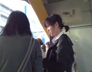 通学中の制服JKちゃんを追跡、スカートめくりでパンチラ撮影する最強撮り師の本物盗撮動画
