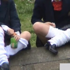《盗撮動画》ルーズソックスを膝まで上げたギャルJKのしゃがみパンチラ