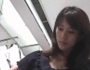 この美人ショップ店員さん、えっぐいアングルでTバックパンチラを盗撮される