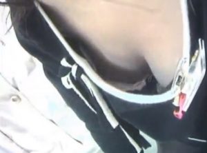 《胸チラ盗撮》伝説の撮り師が撮影した美人ショップ店員さん達の乳首隠し撮り映像