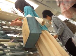 《逆さ撮り盗撮》清楚系美女のロングスカートを余裕で攻略する有能撮り師さんｗｗｗ