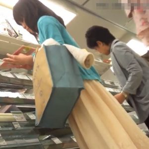 《逆さ撮り盗撮》清楚系美女のロングスカートを余裕で攻略する有能撮り師さんｗｗｗ