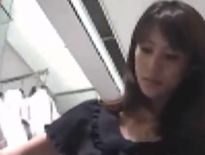 モデル風のショップ店員がしゃがみ状態でTバックパンチラ盗撮されてる動画がエロすぎてヌイタｗｗｗｗ