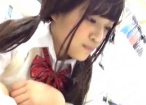 背伸びしたスケスケパンティでお出かけした美少女JKちゃん、スカートめくりでパンチラ盗撮されるｗｗ