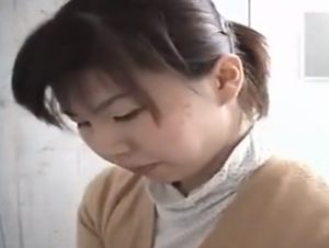 会社の女子トイレの隠しカメラで放尿マ●コをドアップで盗撮される美人OLさん