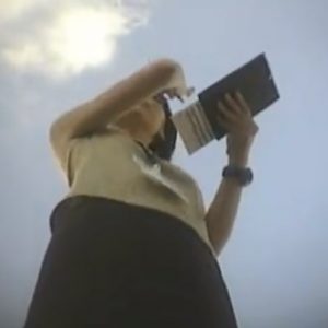 盗撮魔、街中アンケート実施中のお姉さんの逆さ撮りパンチラ動画を公開ｗｗｗｗ