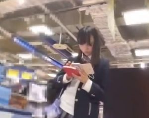 《盗撮動画》学校帰りの美少女JKちゃん、ストーカー兼パンチラ撮り師にどこまでも粘着される被害・・・