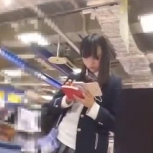 《盗撮動画》学校帰りの美少女JKちゃん、ストーカー兼パンチラ撮り師にどこまでも粘着される被害・・・