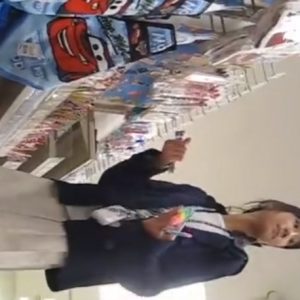 小麦肌のSランク美少女JSちゃん、雑貨屋さんでパンチラ盗撮被害にあう