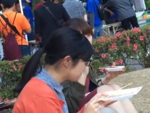 学園作中の大学のキャンパスでSSSランク美人な女子大生の座りパンチラを盗撮成功ｗ