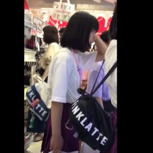 《盗撮動画》お買い物中の私服JCちゃん、あどけない木綿パンチラを軒並み逆さ撮りされる