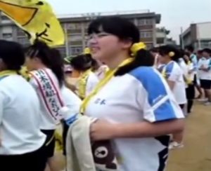 《盗撮動画》中学校の体育祭の爆乳メガネJCちゃん、乳揺れを真横から撮影されてしまうｗｗｗ