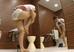 美人な制服店員さん、店のトイレでパンスト履き替える一部始終を隠し撮りされるｗｗｗ