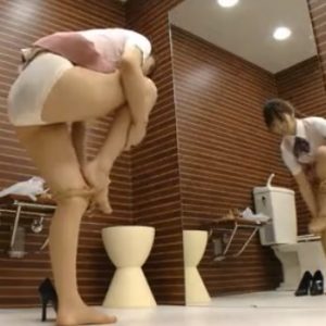 美人な制服店員さん、店のトイレでパンスト履き替える一部始終を隠し撮りされるｗｗｗ