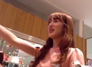 このSSS級美人ショップ店員のパンチラ盗撮動画って衝撃だったよなｗｗｗｗ