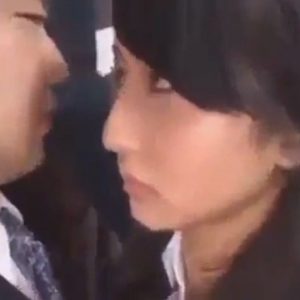 《動画》満員電車で対面痴漢された美人OLちゃん、感じてしまう・・・・・・