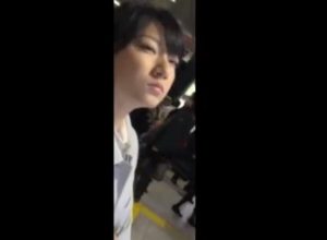 《逆さ撮り盗撮》憂鬱そうな表情の美人OL、スカートの中はしっかりとエロいスト越しパンティーｗｗ