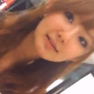 《動画》仕事中の美人ショップ店員に接客してもらいながら胸チラとパンチラを攻略する有能撮り師