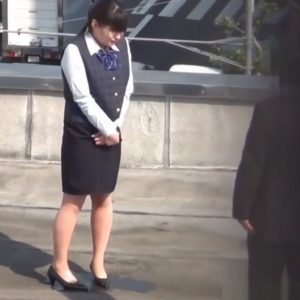 社屋の屋上で叱責されている気の弱い制服OLさん、おしっこをお漏らししてしまうｗｗｗ（動画）