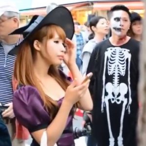 《盗撮動画》イベント会場でコスプレ美少女に痴漢してる男やばすぎワロタｗｗｗｗ