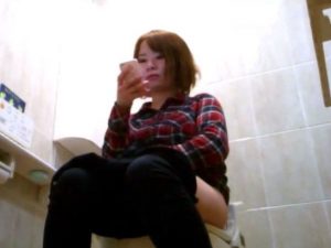 セブ○イレブ○の女子トイレでおしっこしながらスマホをいじってる系女子、盗撮動画で晒されるｗｗｗ