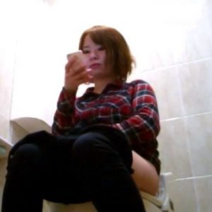 セブ○イレブ○の女子トイレでおしっこしながらスマホをいじってる系女子、盗撮動画で晒されるｗｗｗ
