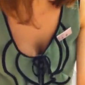 美人ショップ店員の名札丸見えの胸チラ＆しゃがみパンチラ盗撮動画が流出しててヤバい