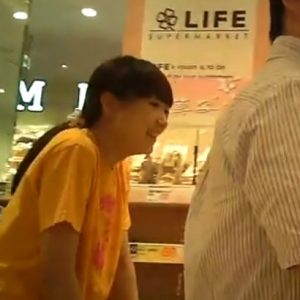 スーパーの美少女JCちゃん、お父さんの隣でパンチラ盗撮被害にあってしまう