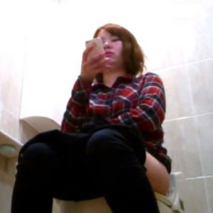 危険！本物トイレ盗撮！コンビニトイレで携帯いじって盗撮に気づかない素人娘たち